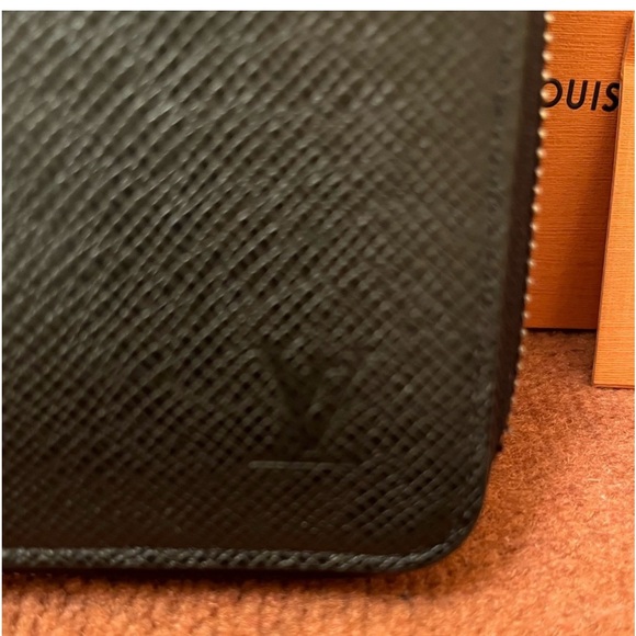 *LIKE NEW* -  LOUIS VUITTON ZIPPY VERTICAL TIAGA LEATHER (BLACK) - - Picture 3 of 11